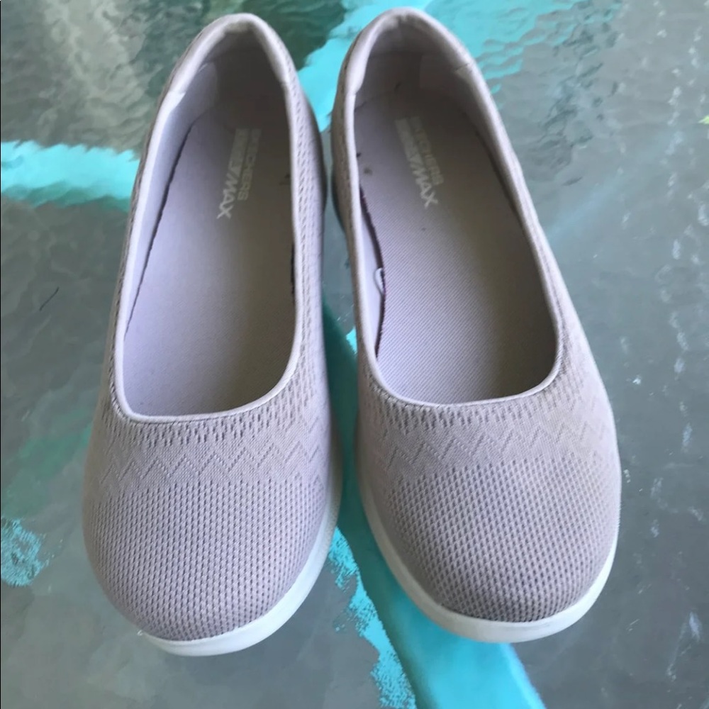 brand new women’s size 9 slip on sketchers.